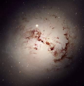 ワタボコリ銀河(NASA/ESA/The Hubble Heritage Team[STScI/AURA])）