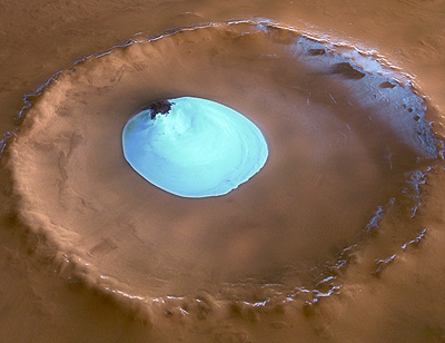 火星のクレーターの底の氷塊（ESA/DLR/FU Berlin (G. Neukum)）