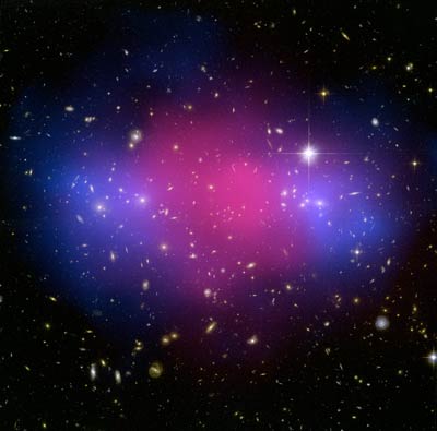 銀河団MACS J0025.4-1222の暗黒物質の分布（青）と銀河団ガスの分布（ピンク）（[ NASA, ESA, CXC, M. Bradac (University of California, Santa Barbara), and S. Allen (Stanford University)]）