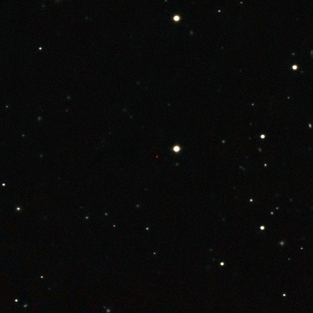 最遠のクェーサー：中央の赤い点（[ESO/UKIDSS/SDSS]）