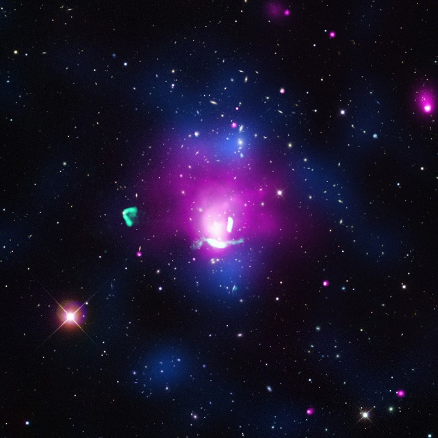銀河団Abell1033の多波長合成画像[X-ray: NASA/CXC/Univ of Hamburg/F. de Gasperin et al; Optical: SDSS; Radio: NRAO/VLA]