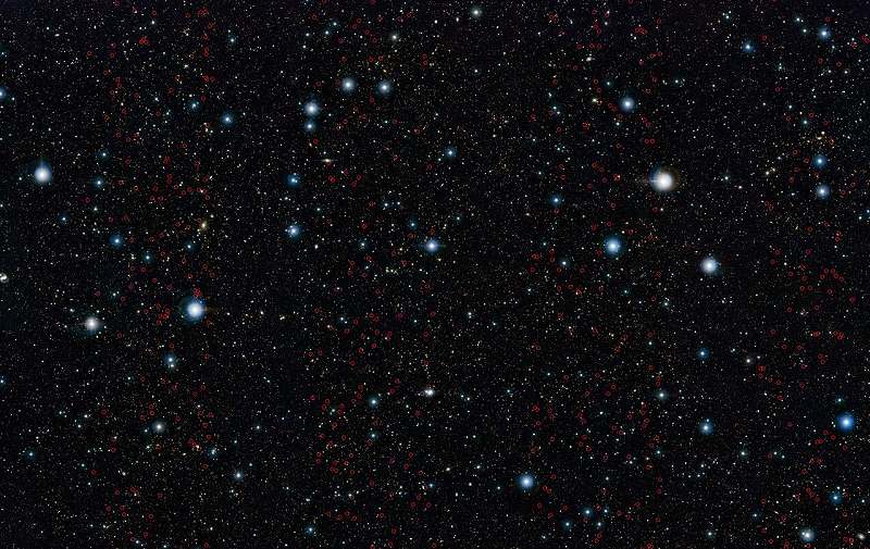 赤丸は初期宇宙で見つかった大型の銀河（?ESO/UltraVISTA team. Acknowledgement: TERAPIX/CNRS/INSU/CASU）