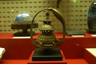 インドの宇宙観（展示場４階）：ウロボロスのヘビにのる須弥山世界