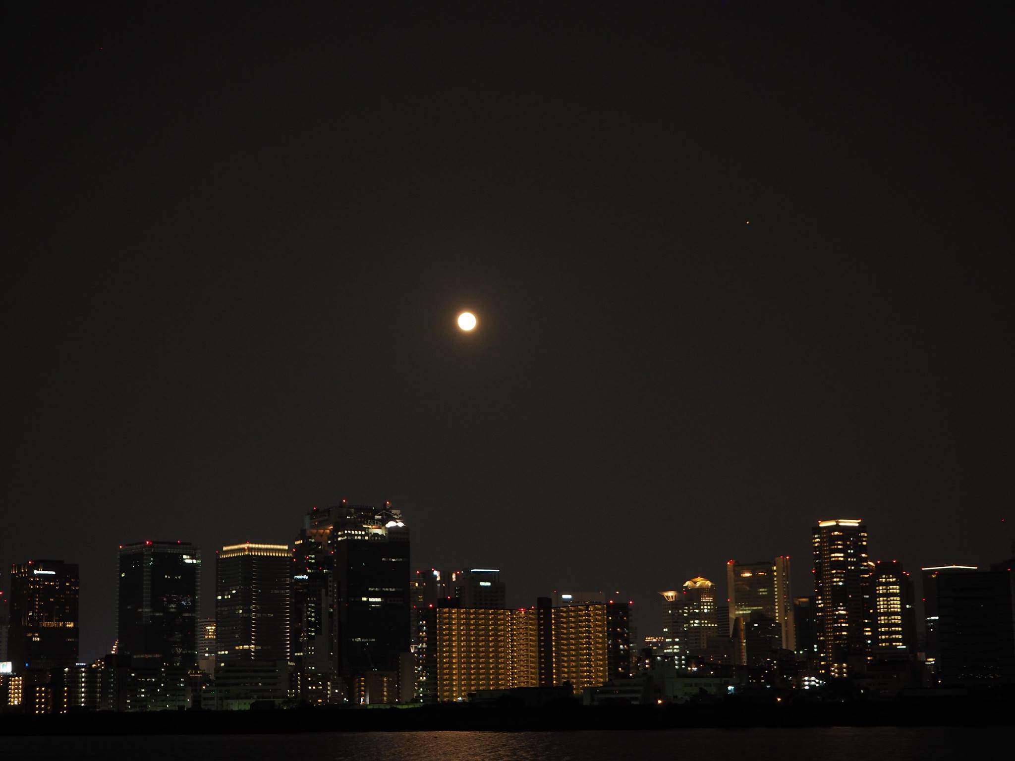 大阪の夜景と月と火星(20160522)